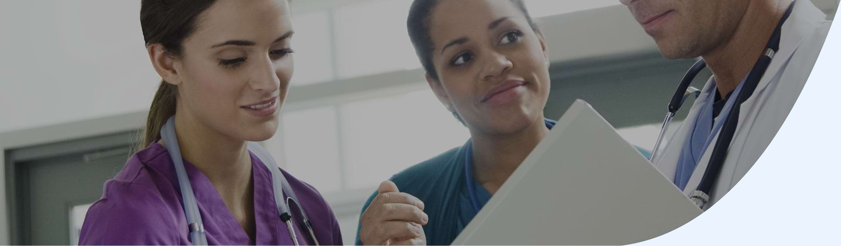 Drie artsen aan het overleggen in het ziekenhuis