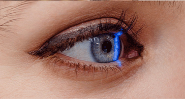 Close-up van een menselijk oog in een klinische stijl.