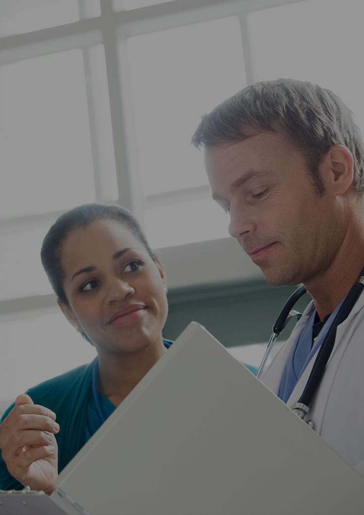 Drie artsen aan het overleggen in het ziekenhuis