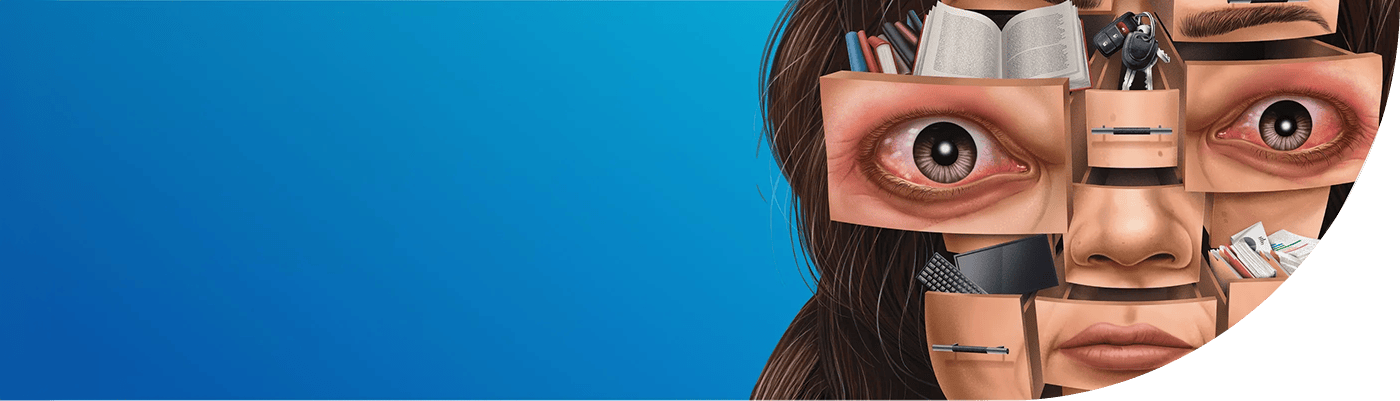 Close-up van een vrouw met ontstoken ogen, opgebouwd uit lades waarin dagelijkse voorwerpen liggen, tegen een blauwe achtergrond. 