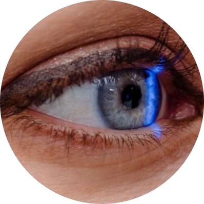 Close-up van een menselijk oog in een klinische stijl.