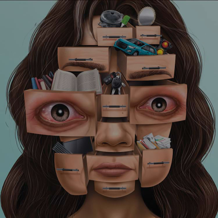 Close-up van een vrouw met ontstoken ogen, opgebouwd uit lades waarin dagelijkse voorwerpen liggen, tegen een blauwe achtergrond. 